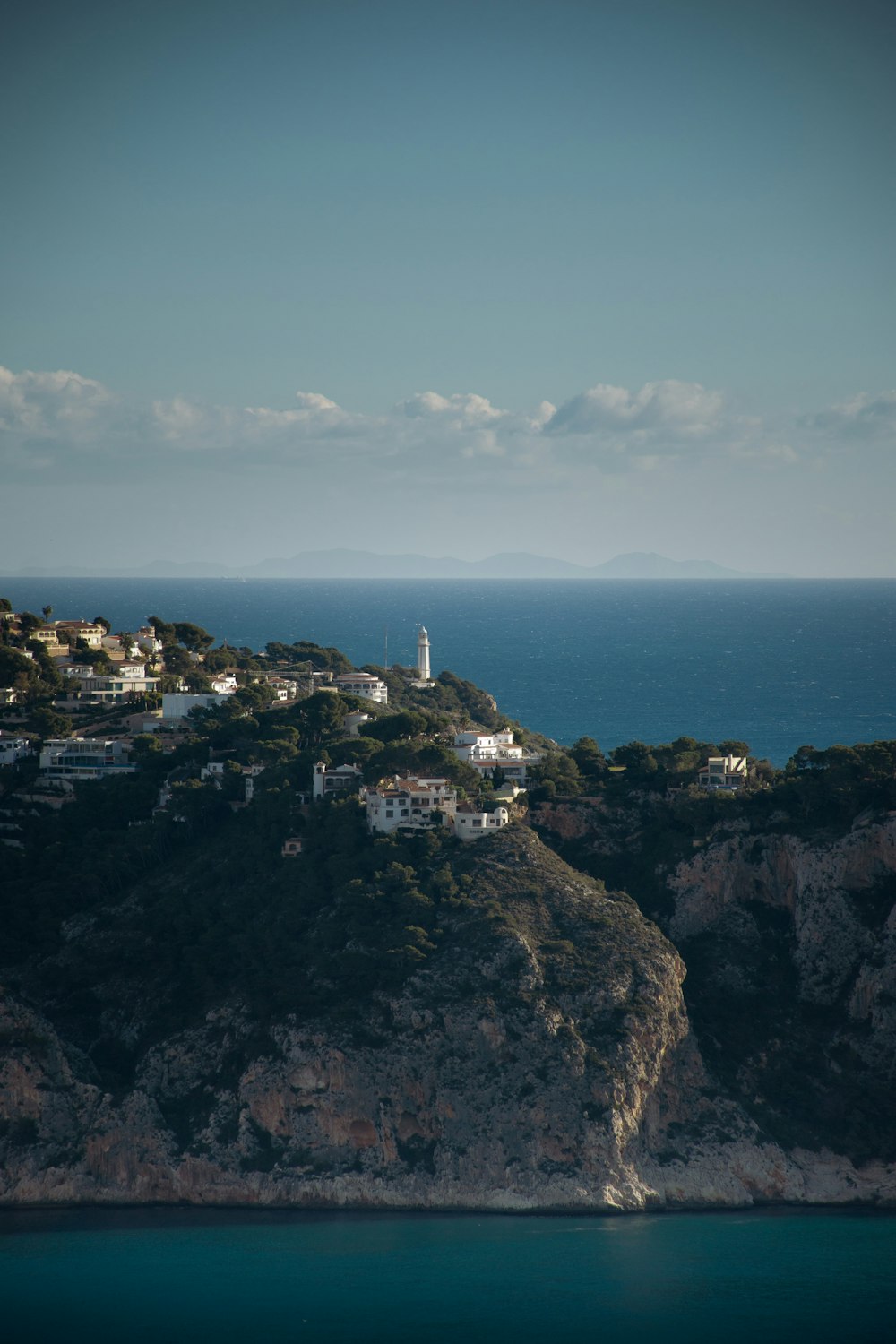 Un phare sur une falaise surplombant l’océan