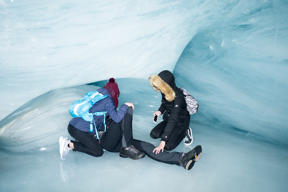 quelques personnes assises sur de la glace