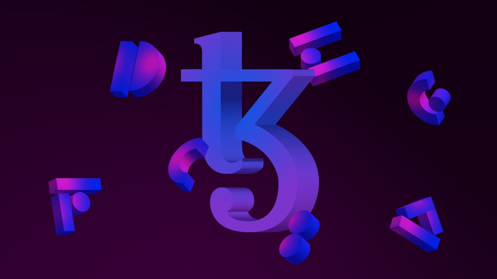 문자 K와 숫자가 있는 보라색과 검은색 배경