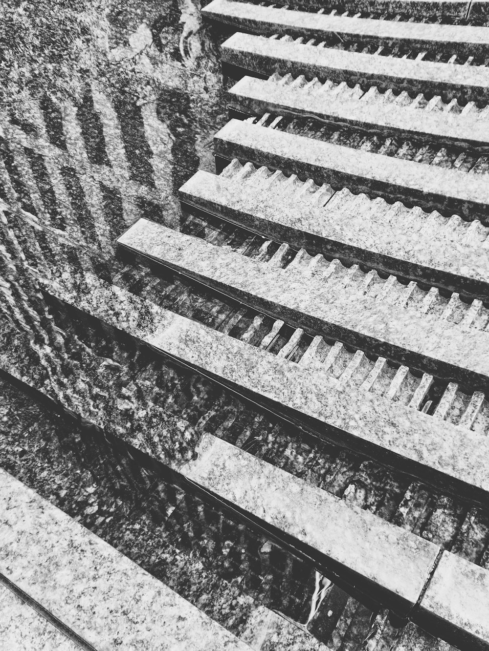 계단 세트의 흑백 사진