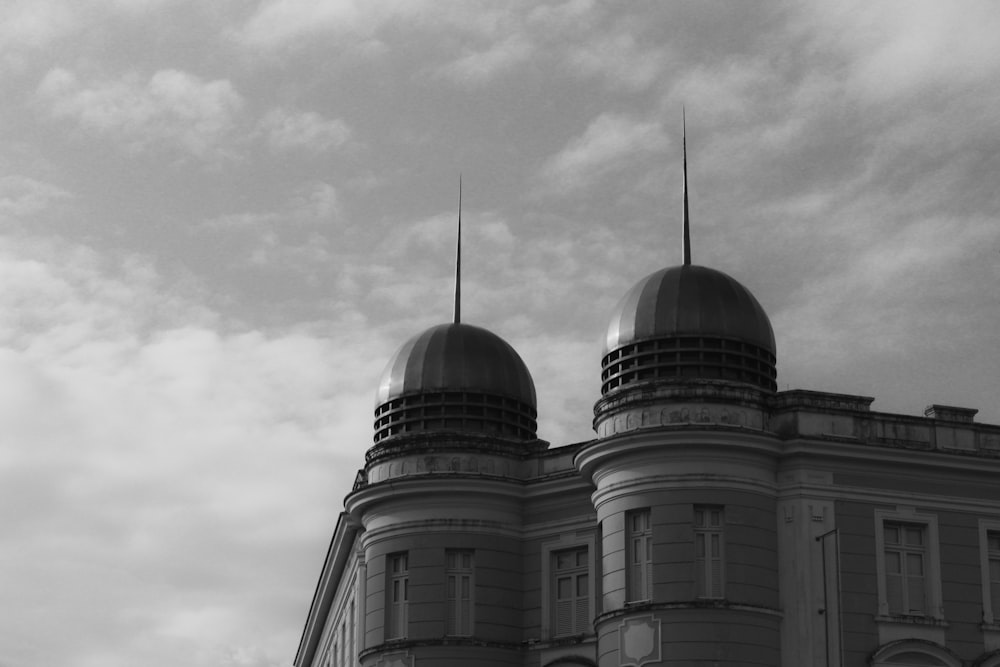 a black and white photo of a building