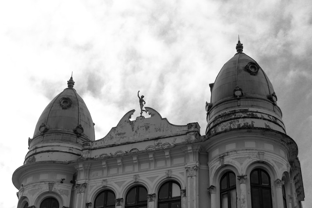 a black and white photo of a building