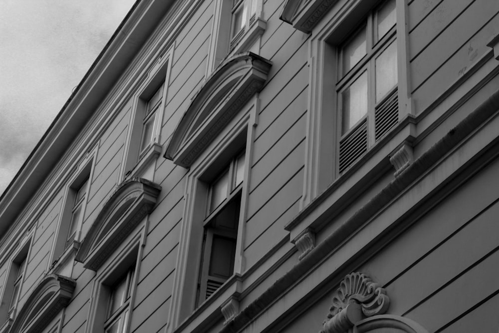 a black and white photo of a building