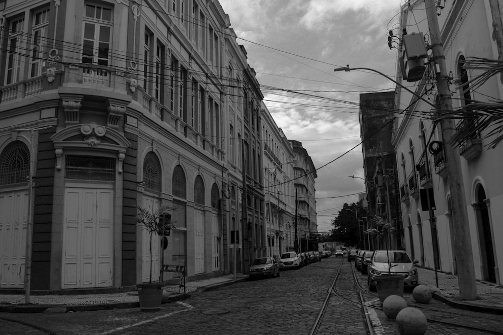 uma foto em preto e branco de uma rua da cidade