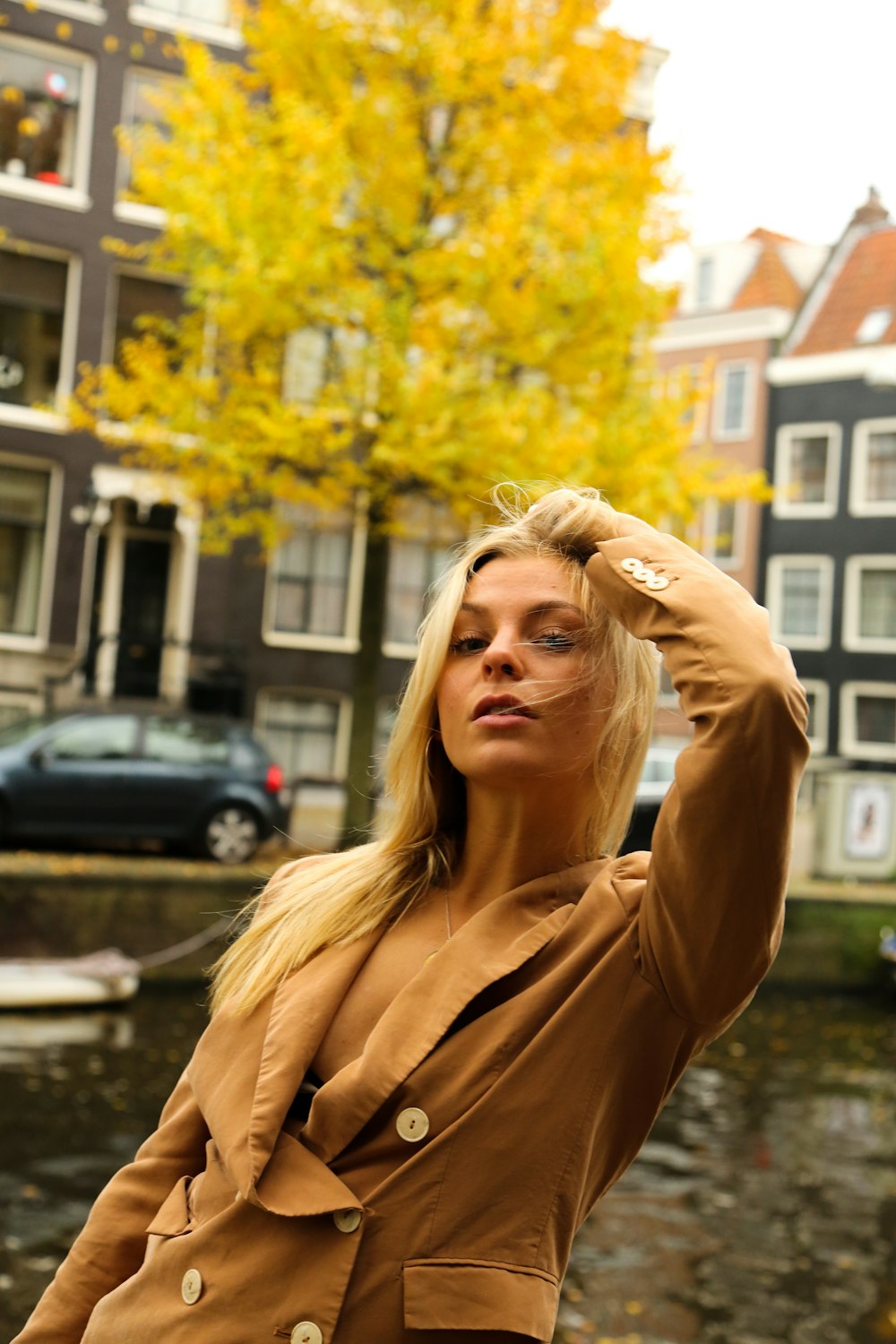 Eine Frau in brauner Jacke posiert für ein Foto