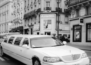 Classy Limousine in the streets of Paris 🇫🇷