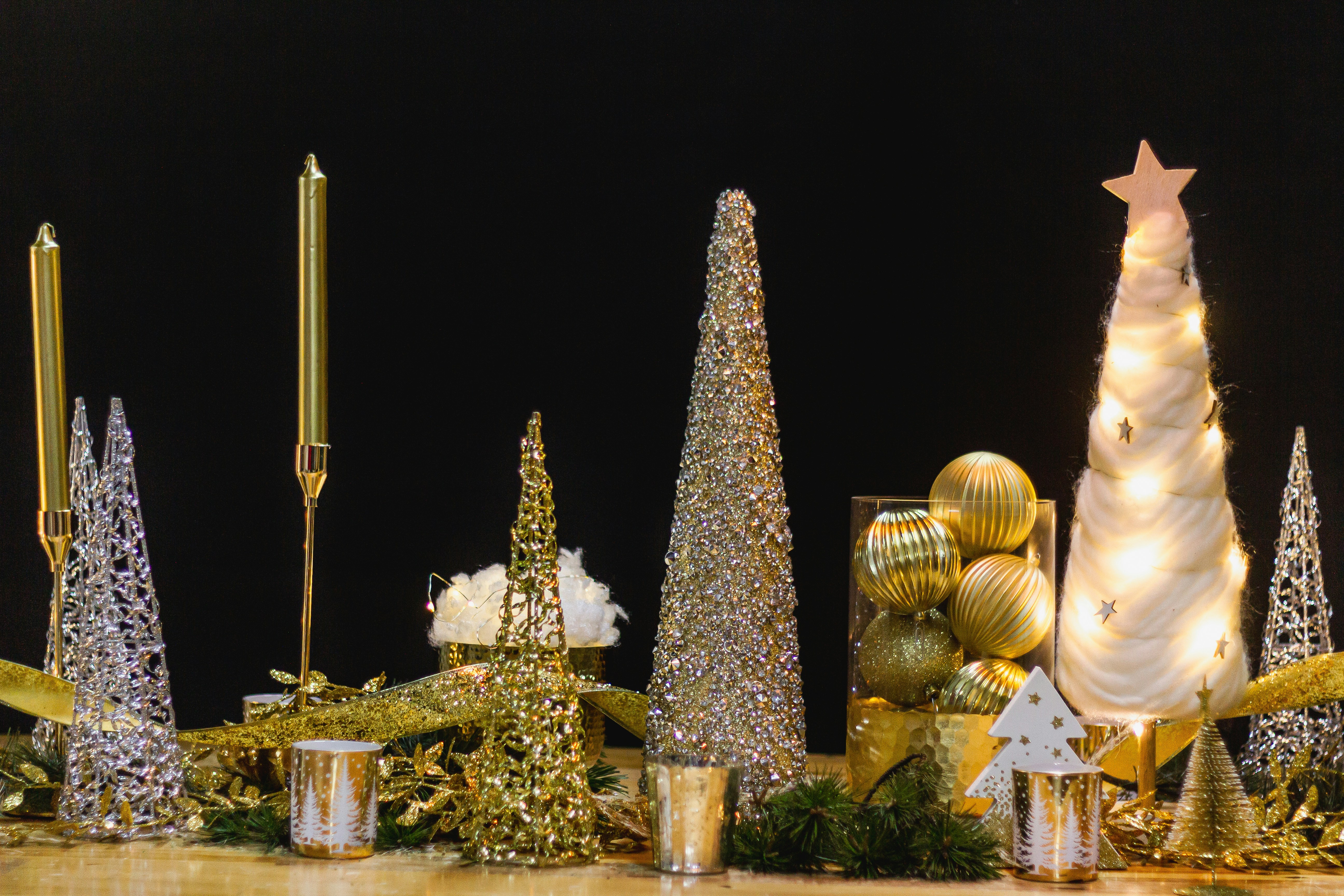 Un grupo de árboles de Navidad y decoraciones sobre una mesa foto – Imagen  de Verde gratuita en Unsplash, image size:3000x2000