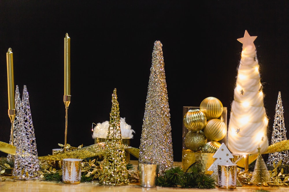 Un gruppo di alberi di Natale e decorazioni su un tavolo