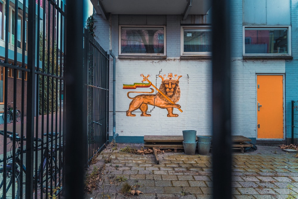 Una imagen de un león pintado en el costado de un edificio