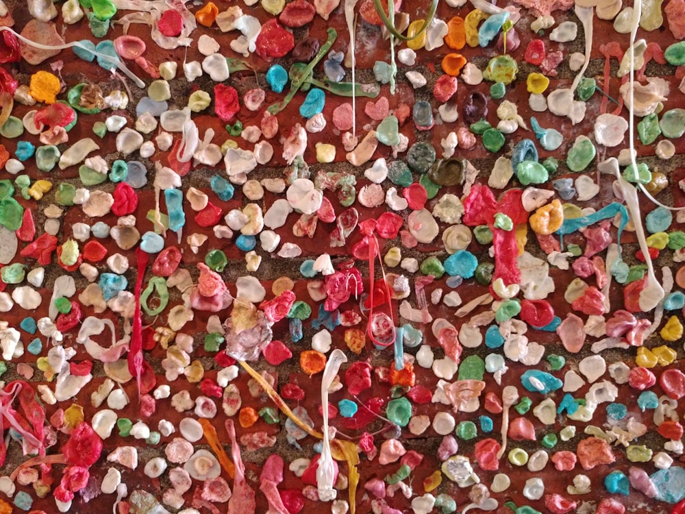 un mur recouvert de nombreux bonbons de différentes couleurs