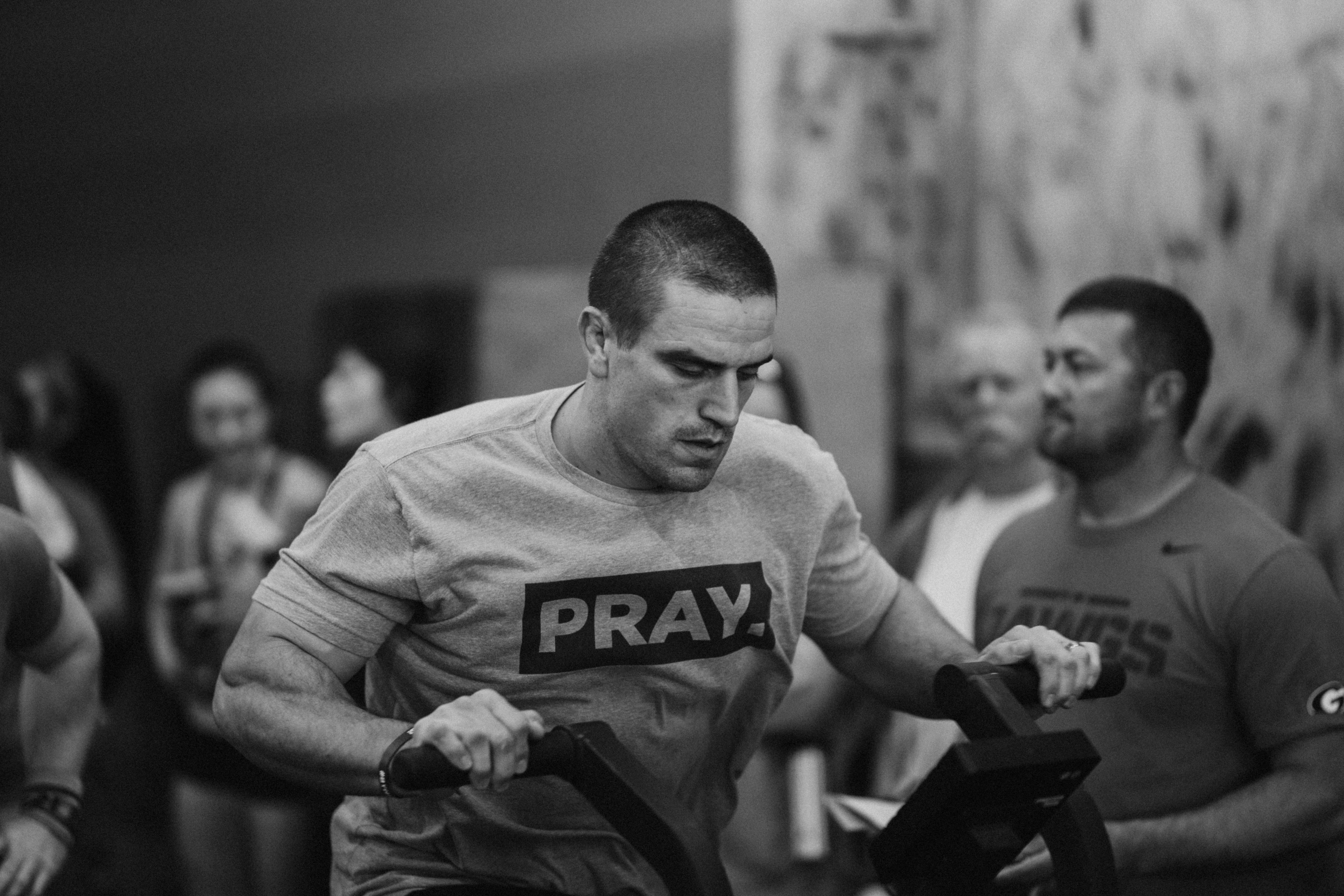 휴대 전화로 이야기하는 남자