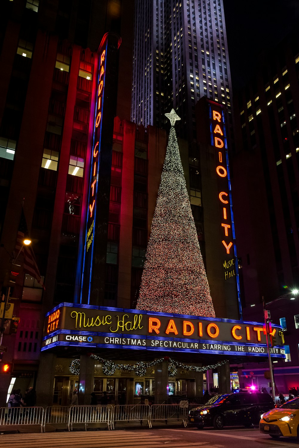the radio city christmas tree is lit up at night