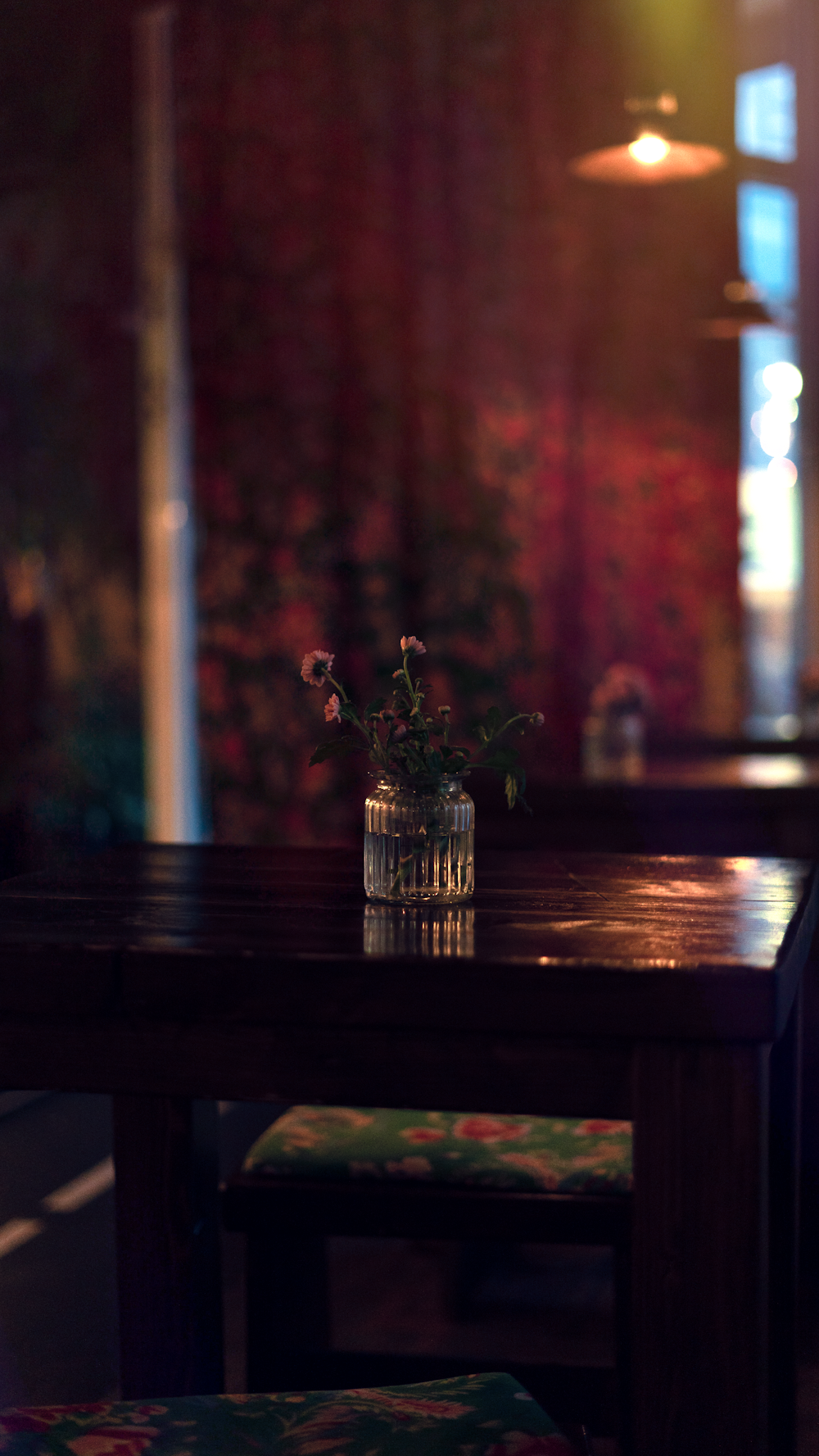 uma mesa com um vaso de flores em cima dela