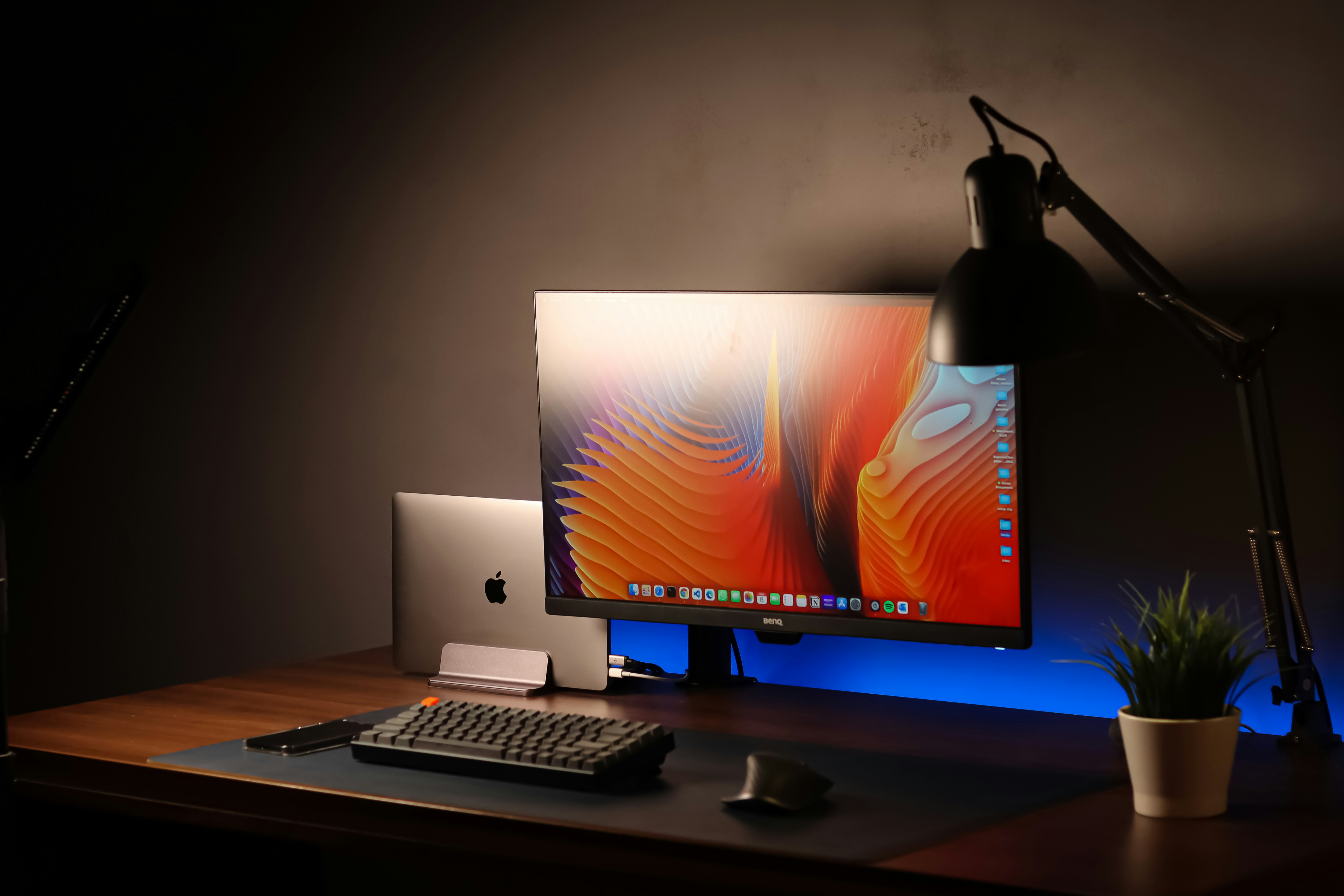 un computer desktop seduto sopra una scrivania di legno