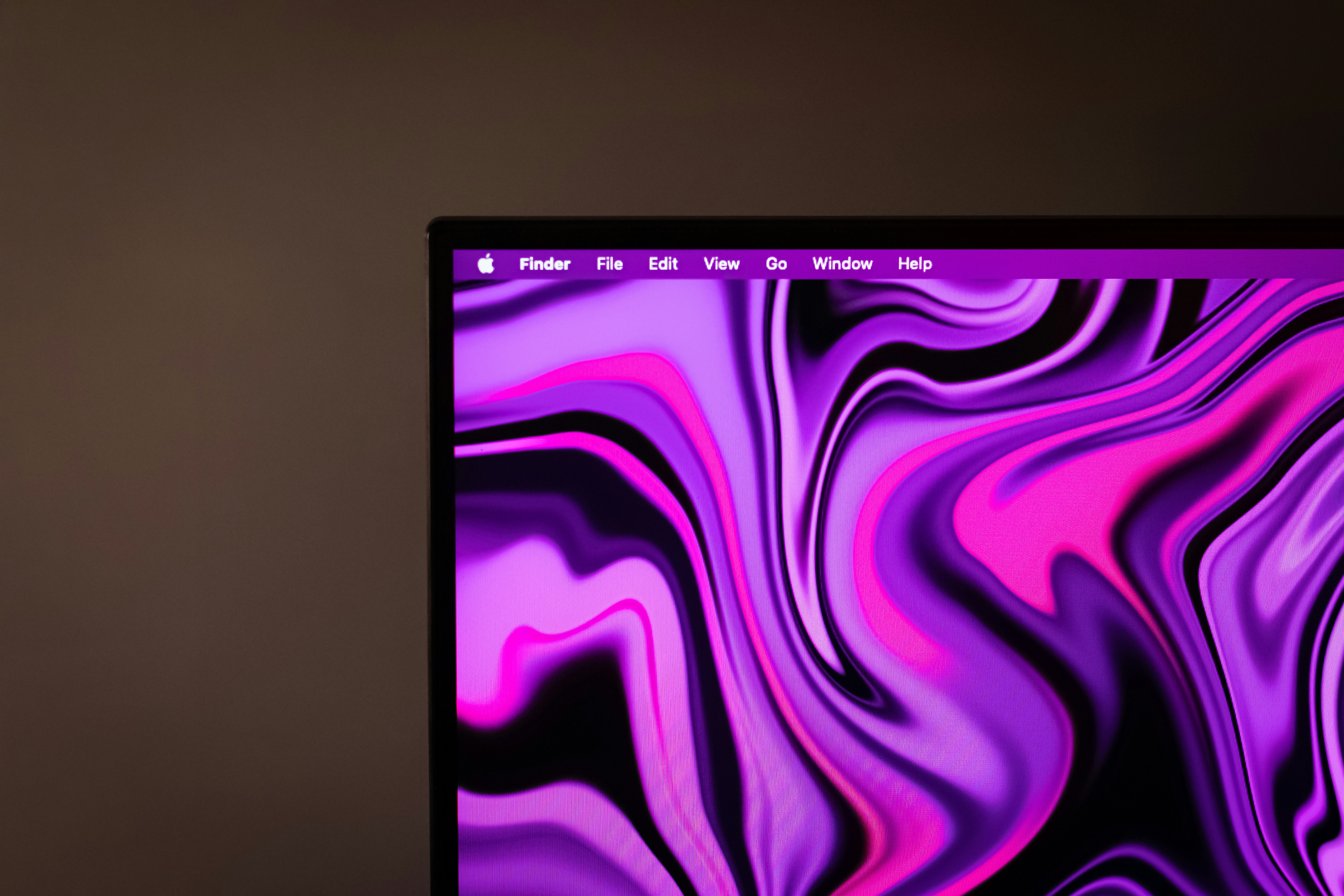 uno schermo del computer con un design viola e rosa su di esso