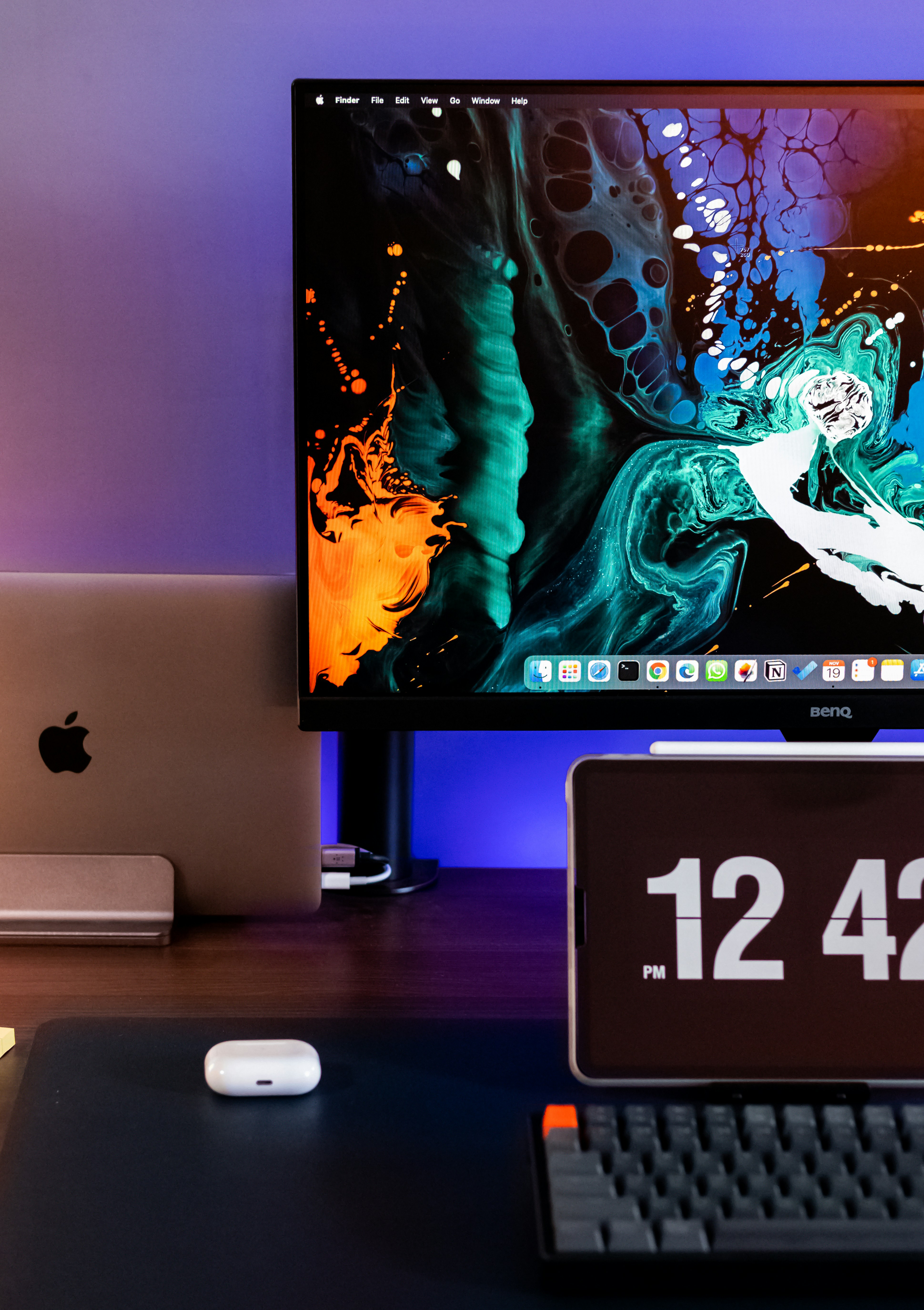 un monitor di computer seduto sopra una scrivania