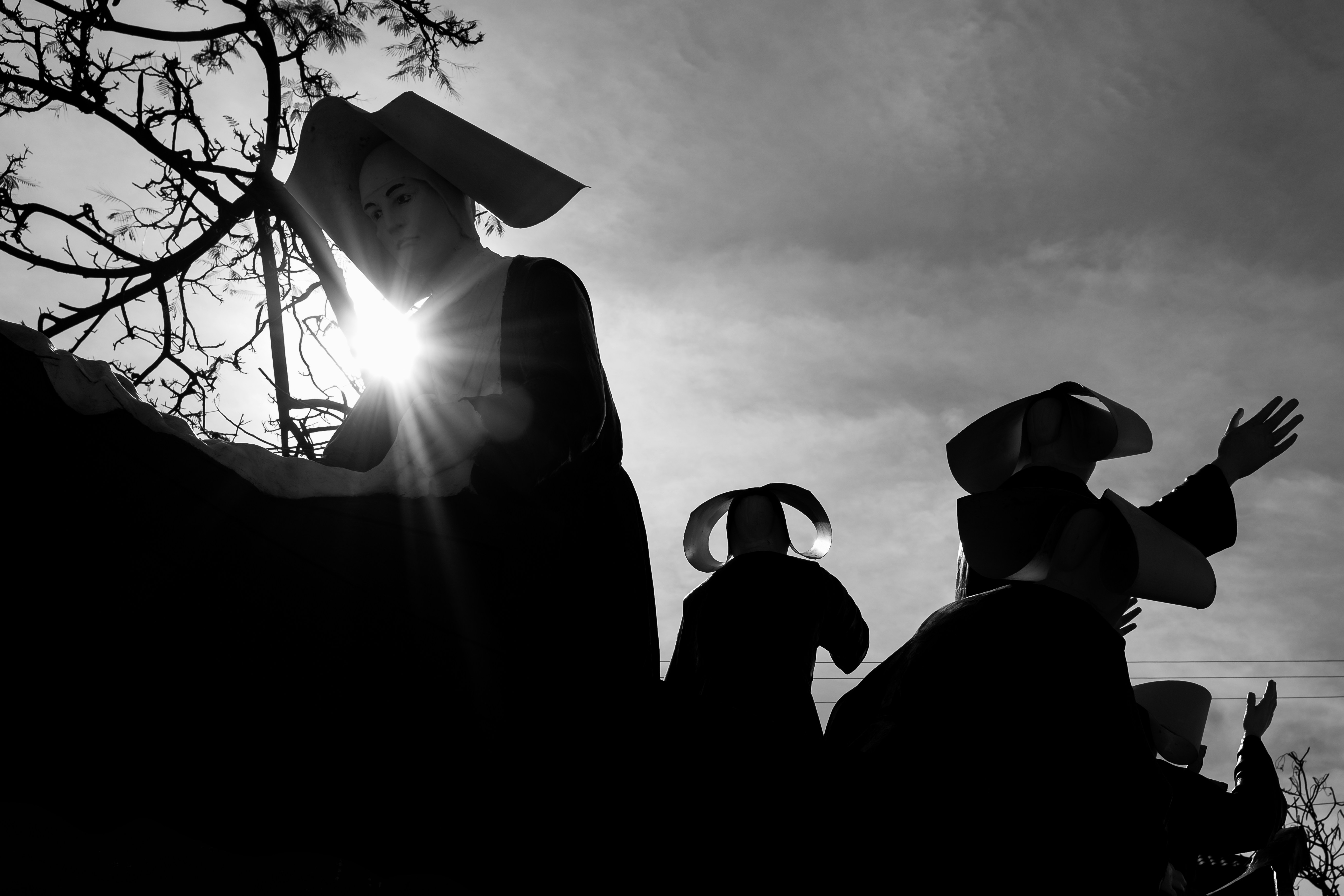 uma foto em preto e branco de duas pessoas vestidas como bruxas