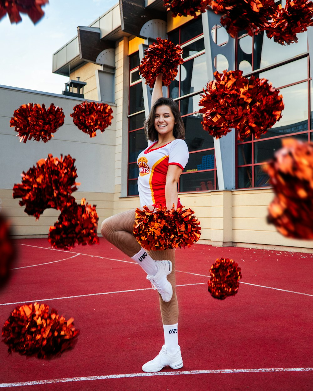Eine Frau im Cheerleader-Outfit posiert für ein Foto