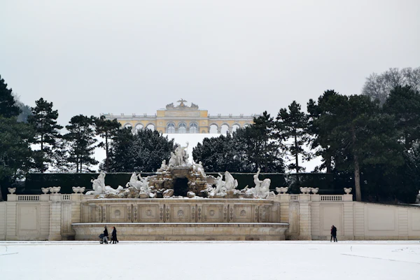Jardines y fuente del Palacio de Schönbrunn en Viena