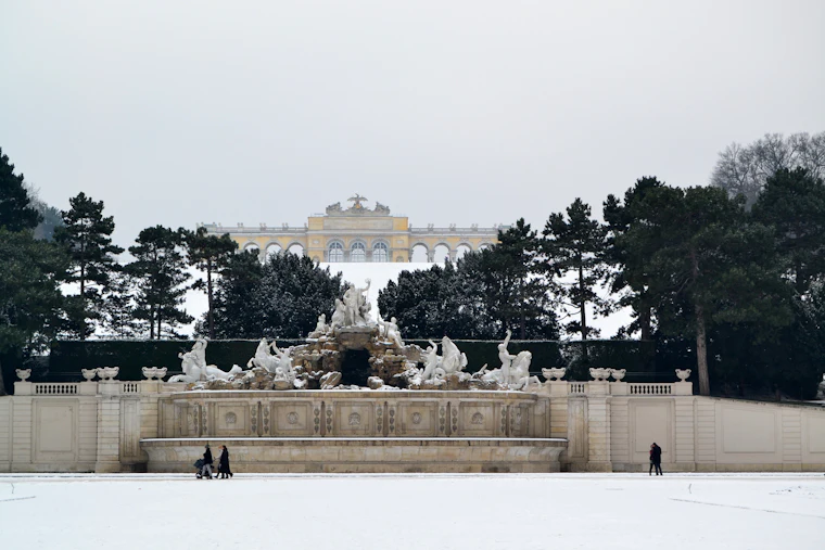 Jardines y fuente del Palacio de Schönbrunn en Viena