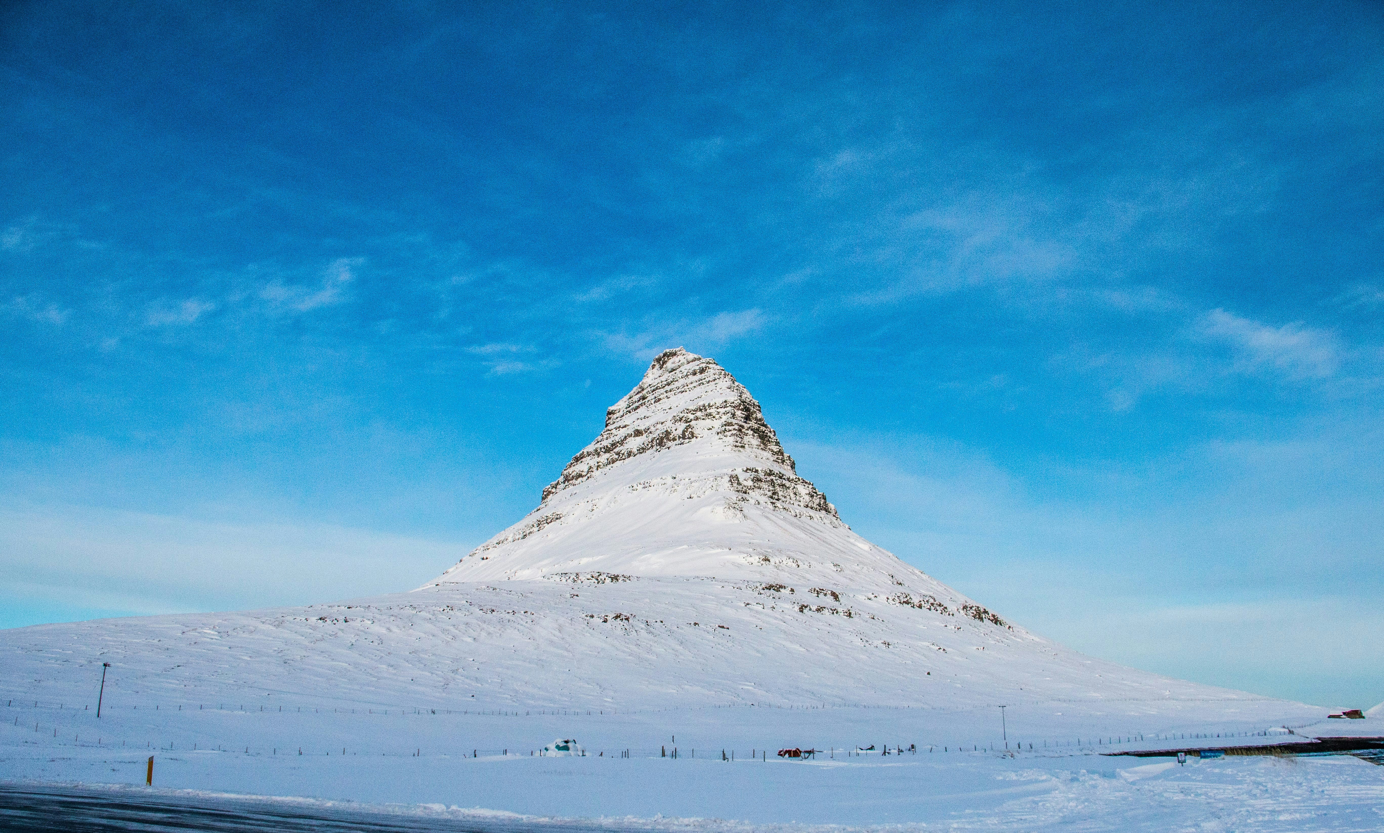Una montagna innevata con un cielo blu sullo sfondo