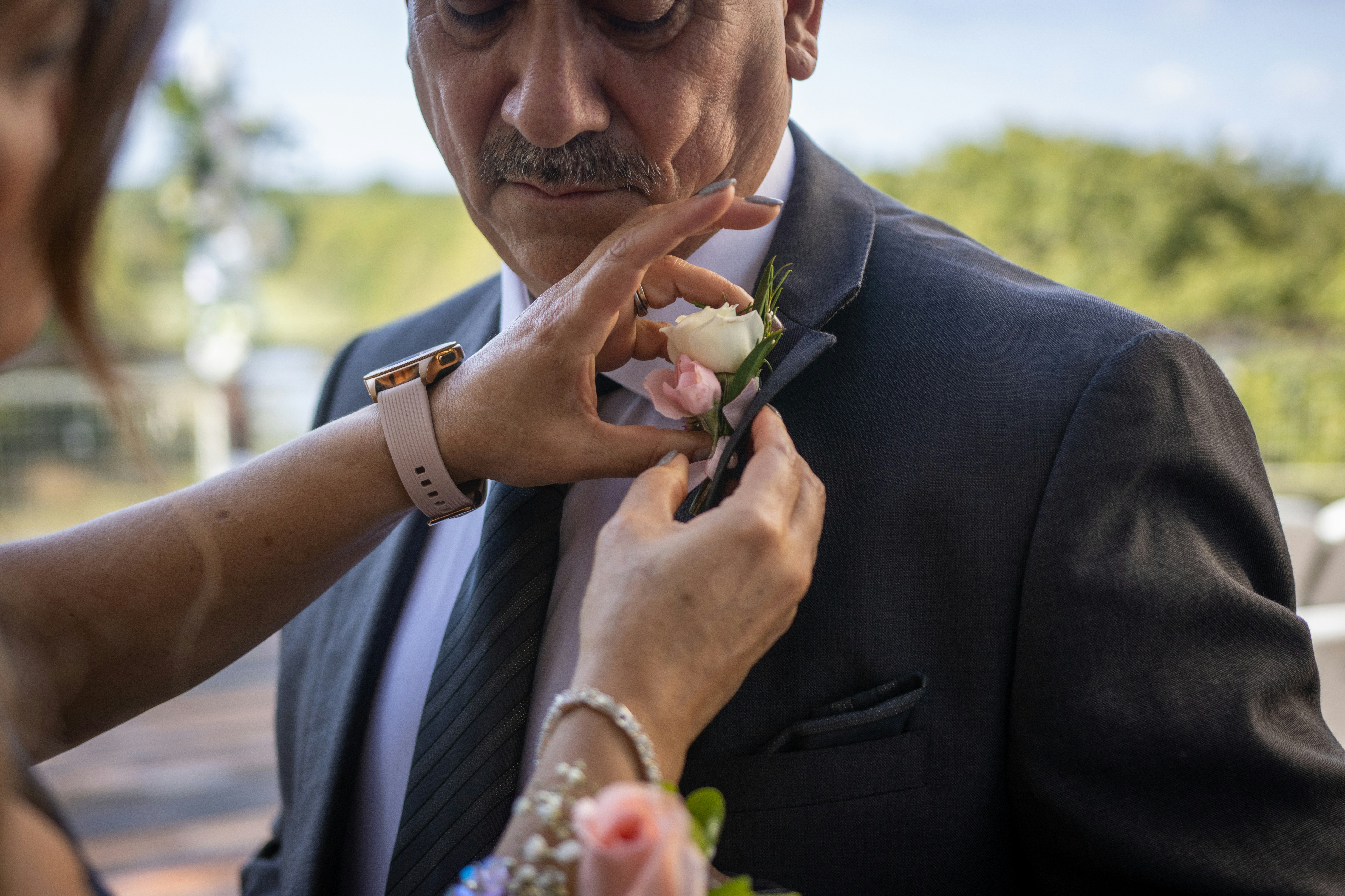 Un uomo che mette un fiore sul dito di una donna