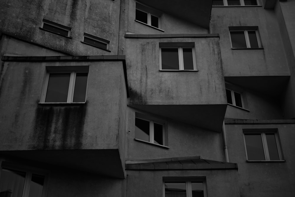 une photo en noir et blanc d’un bâtiment avec des fenêtres