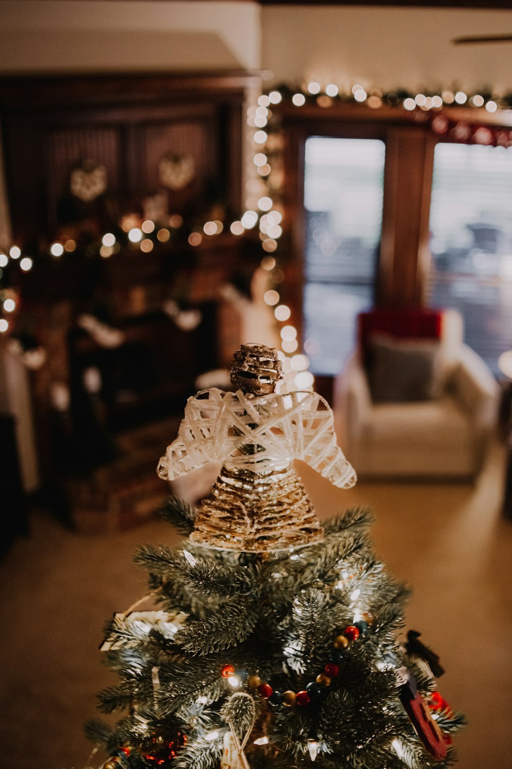 uma pequena árvore de Natal com luzes em uma sala de estar