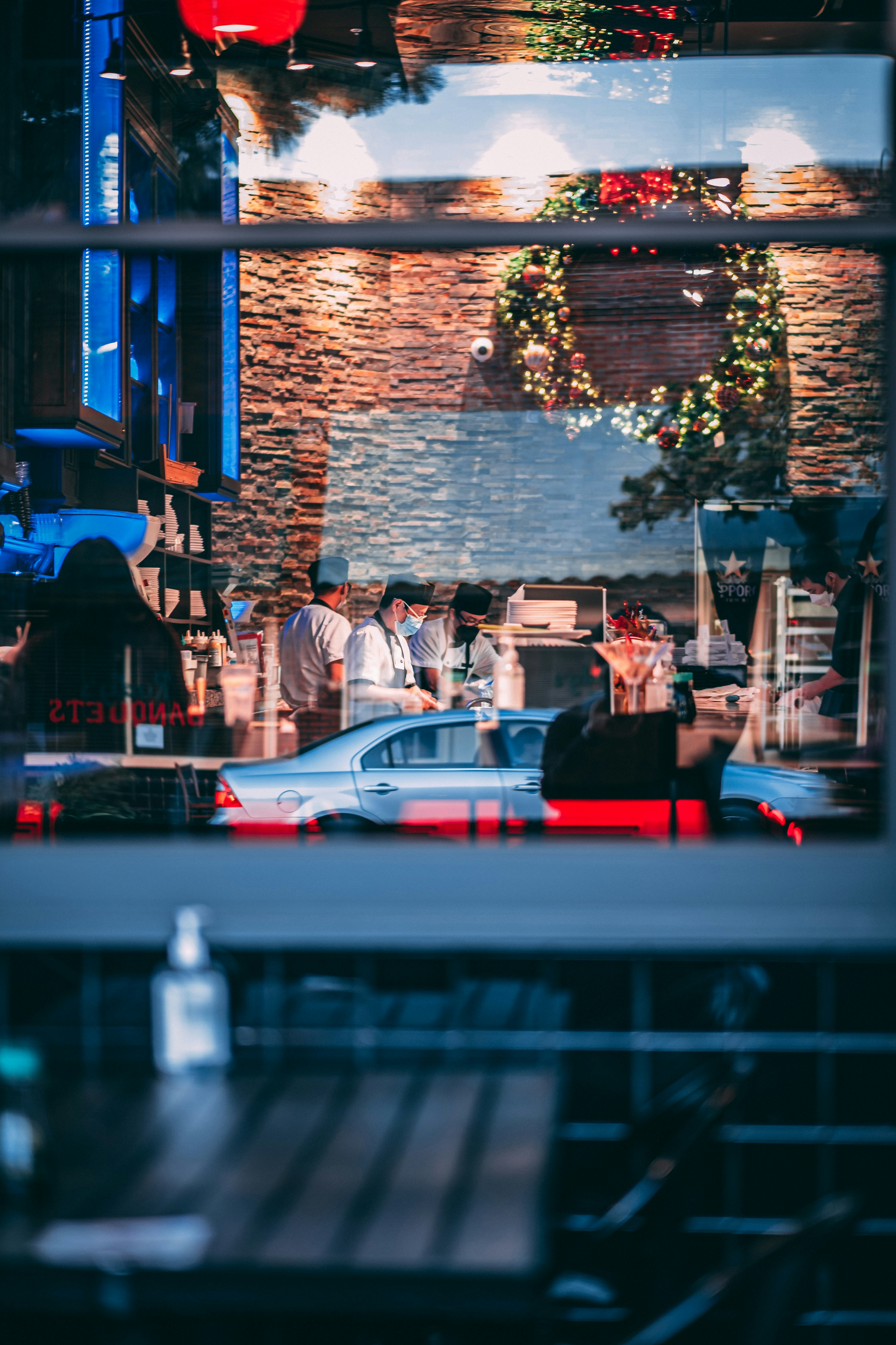uma vista de um restaurante através de uma janela