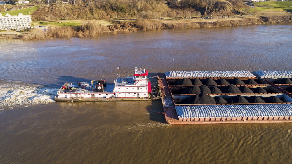 una barcaza que transporta una gran cantidad de carbón a través de un río