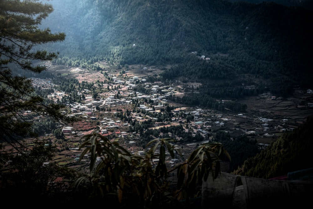 uma vista de uma aldeia nas montanhas