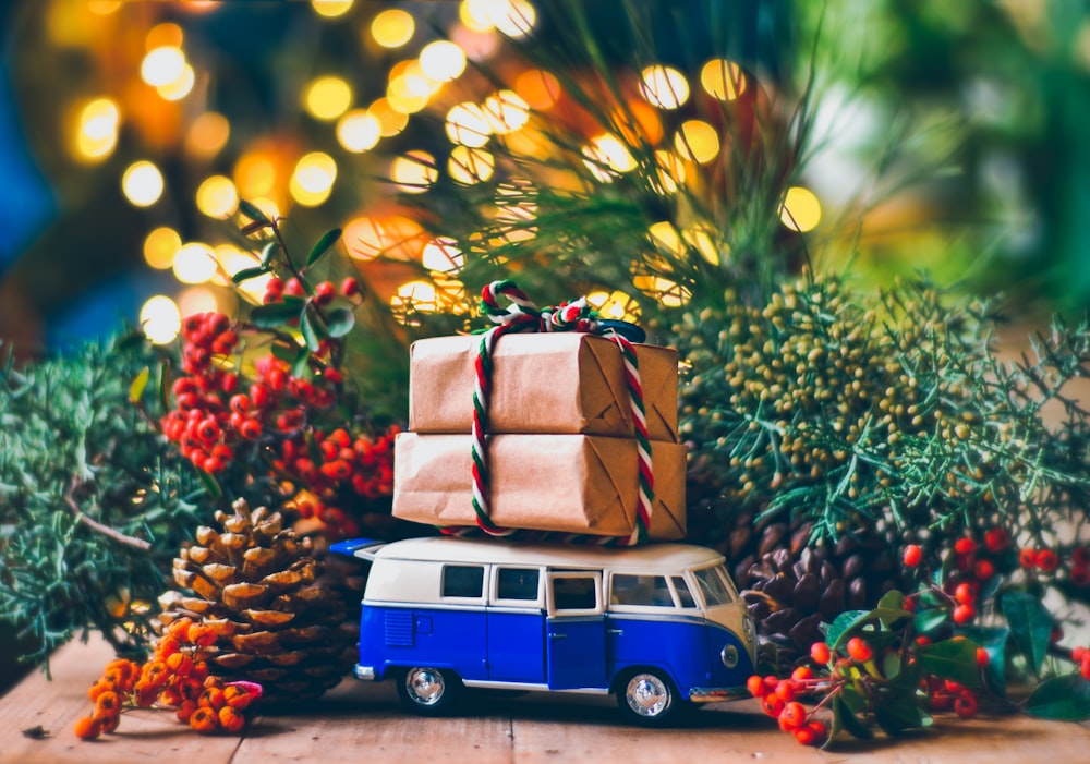 une petite camionnette avec des cadeaux sur le dessus