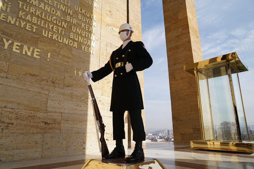 Una estatua de un hombre en uniforme sosteniendo un rifle