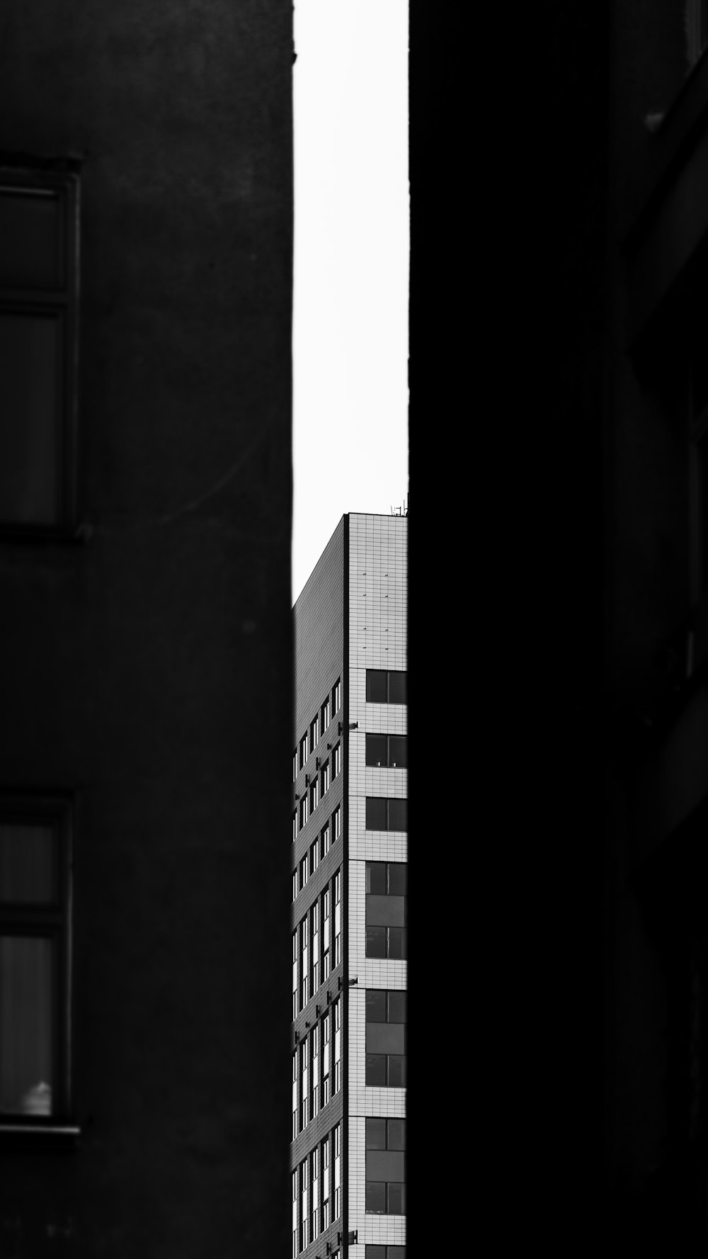 a black and white photo of a tall building