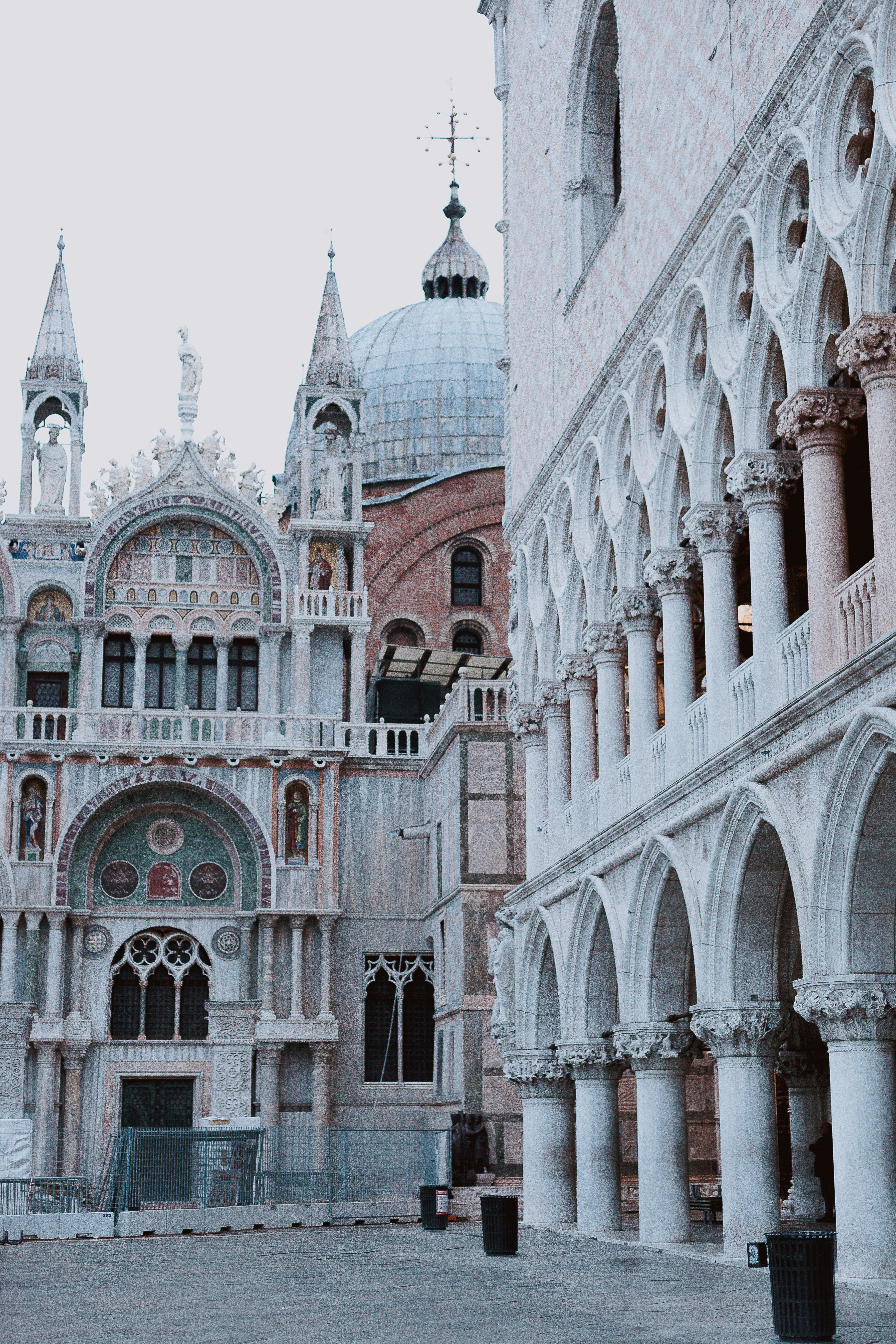 ein großes Gebäude mit einer Uhr an der Vorderseite
