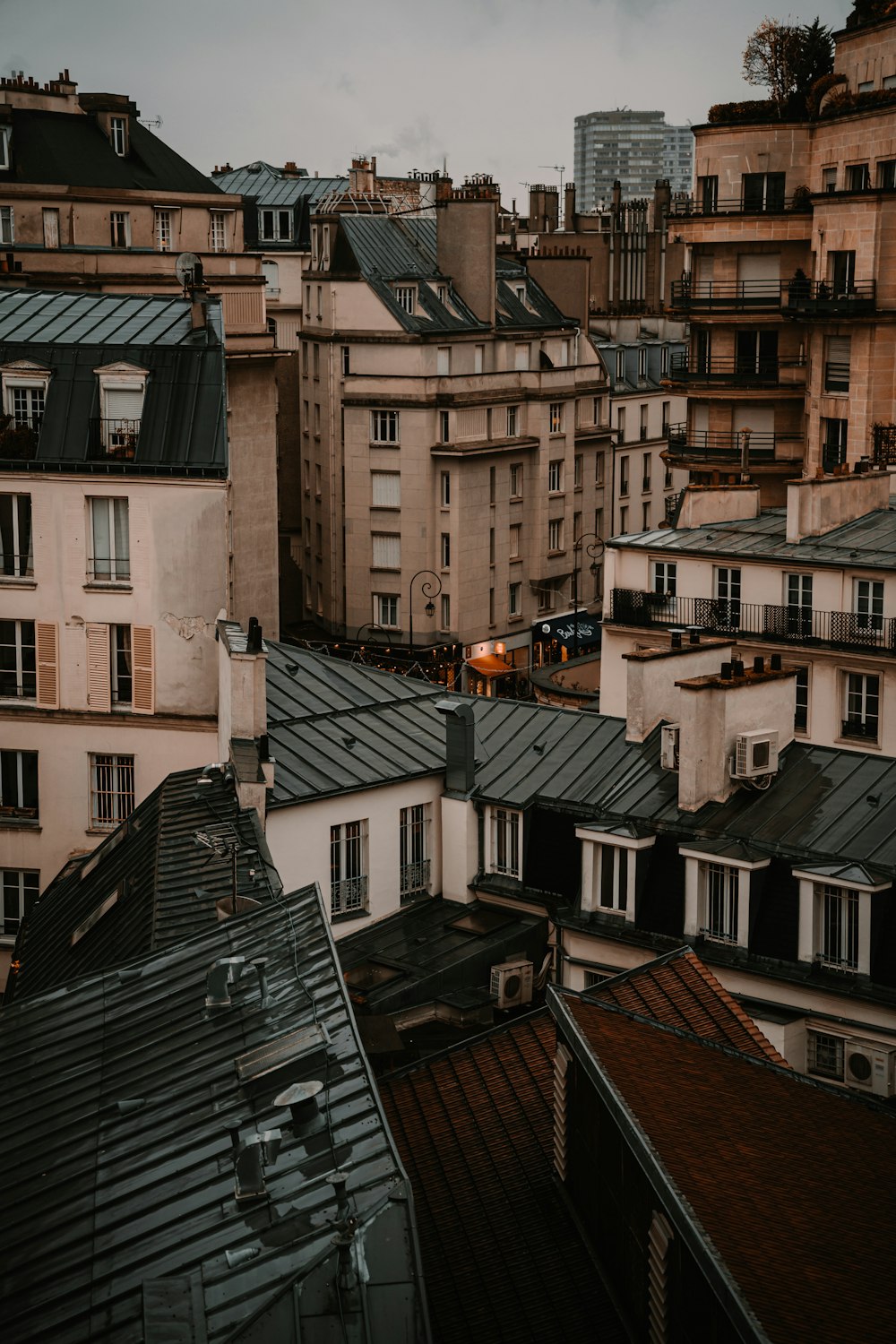 une vue d’une ville depuis le toit d’un immeuble