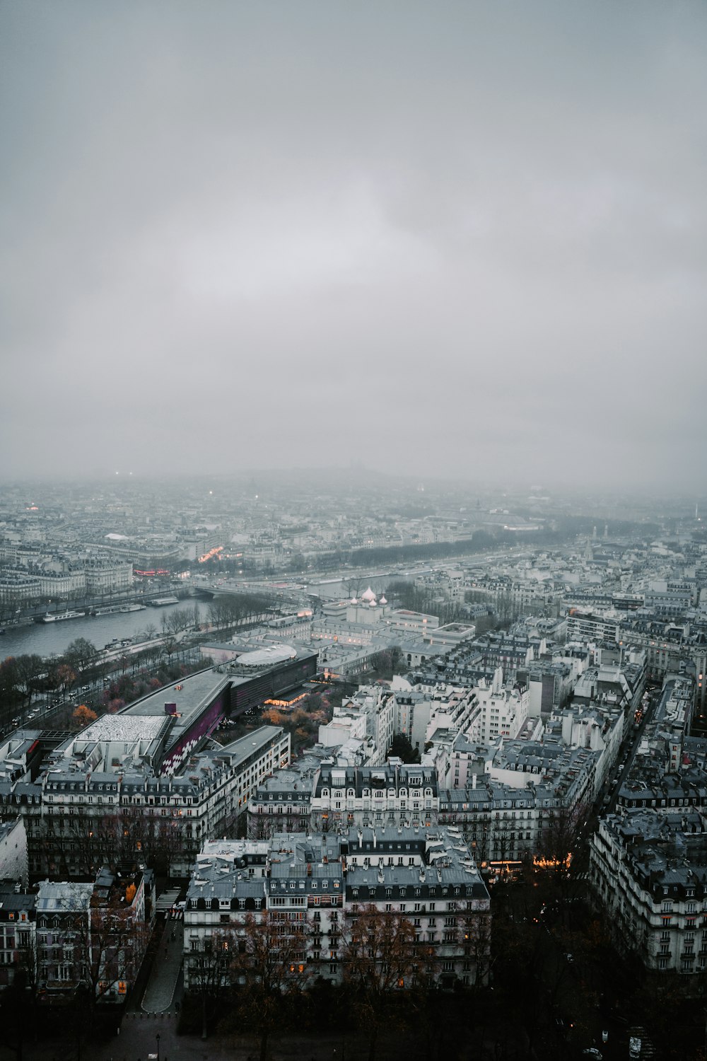 uma vista da cidade de Paris a partir do topo da torre eiffel