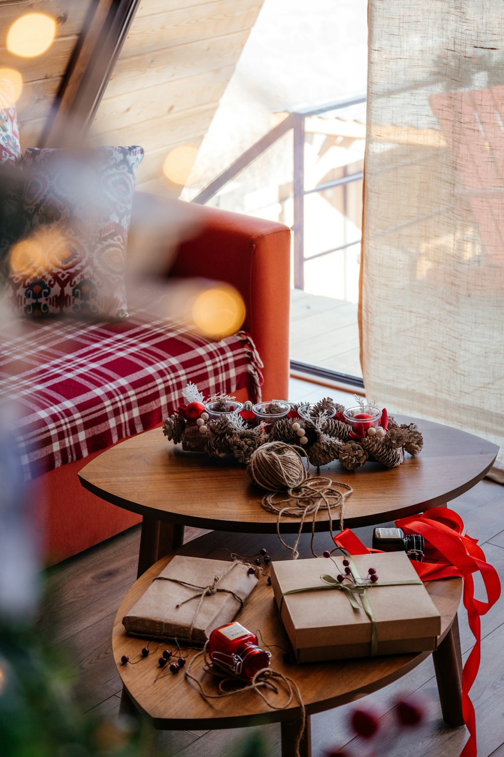 une table avec des cadeaux dessus et un canapé en arrière-plan