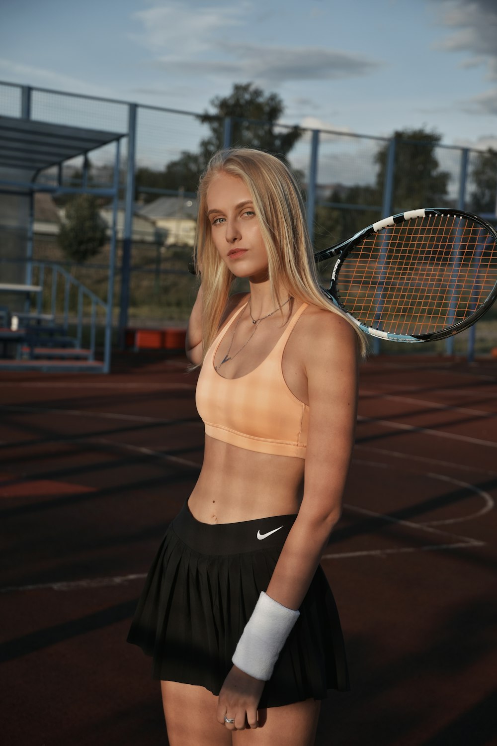 테니스 코트 위에 테니스 라켓을 들고 있는 여자