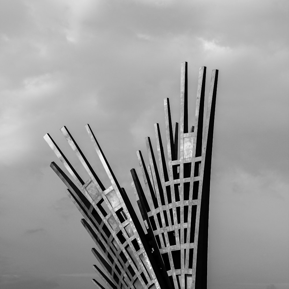 une photo en noir et blanc d’une sculpture