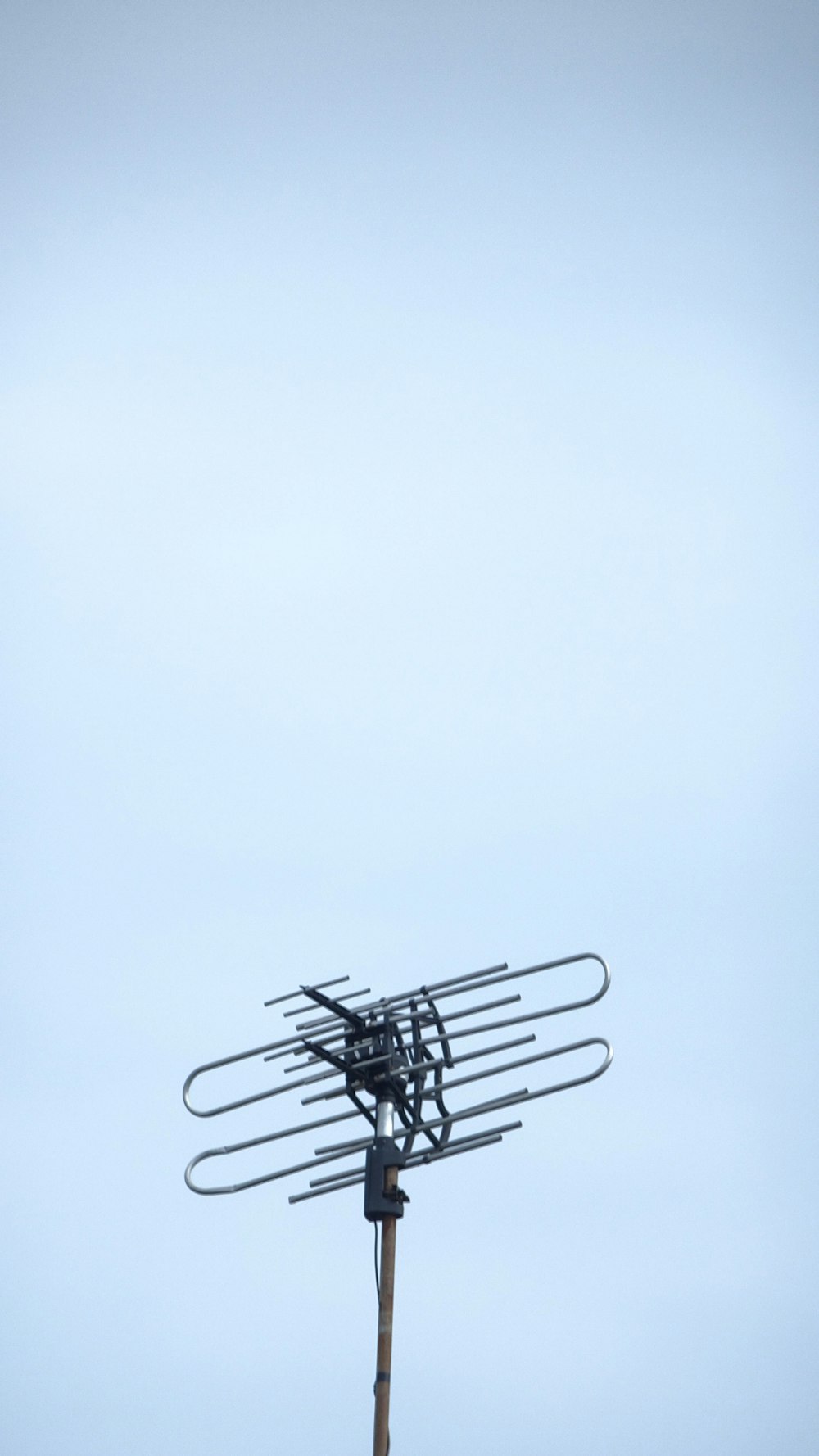 un'antenna televisiva in cima a un palo di legno