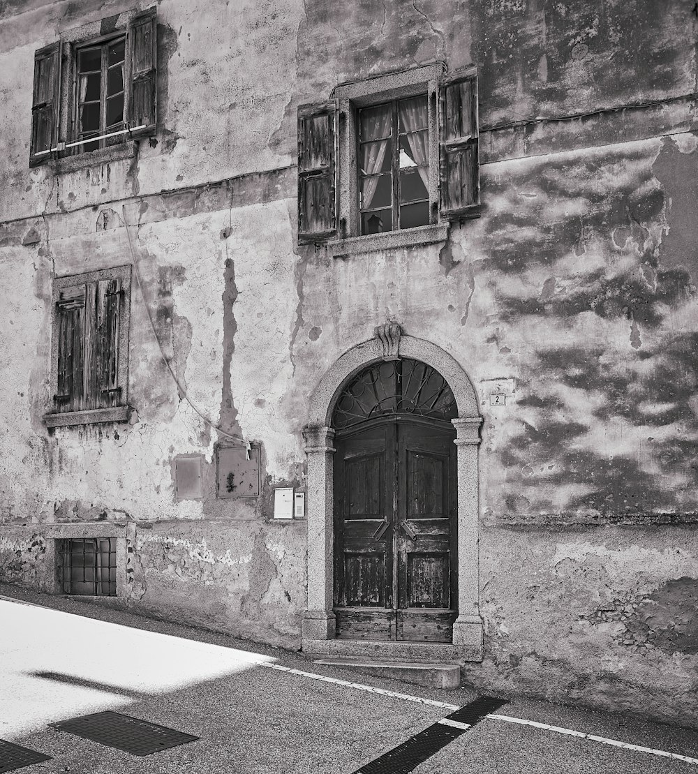 a black and white photo of an old building