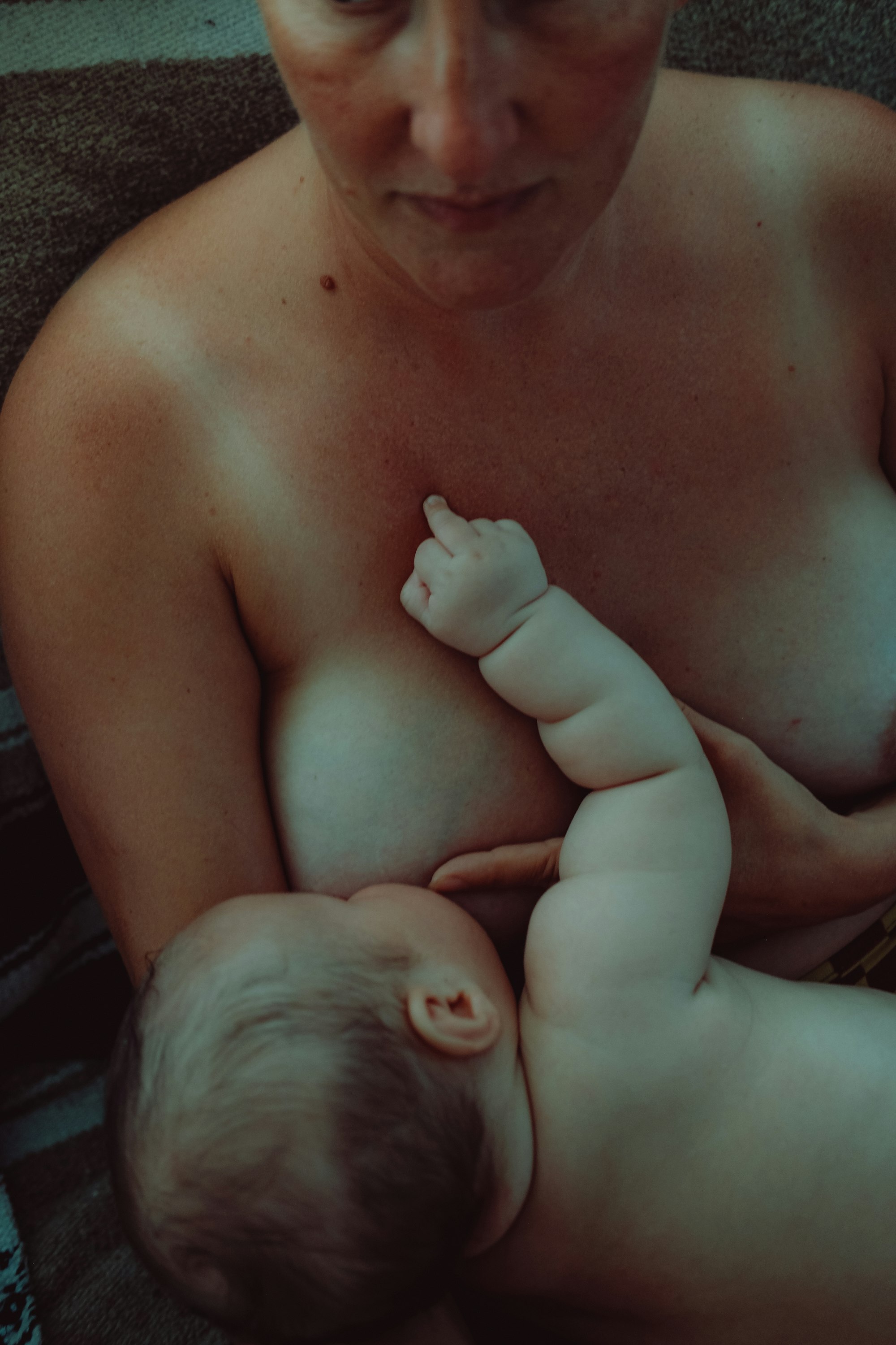 hand expressing, expressing breast milk by hand