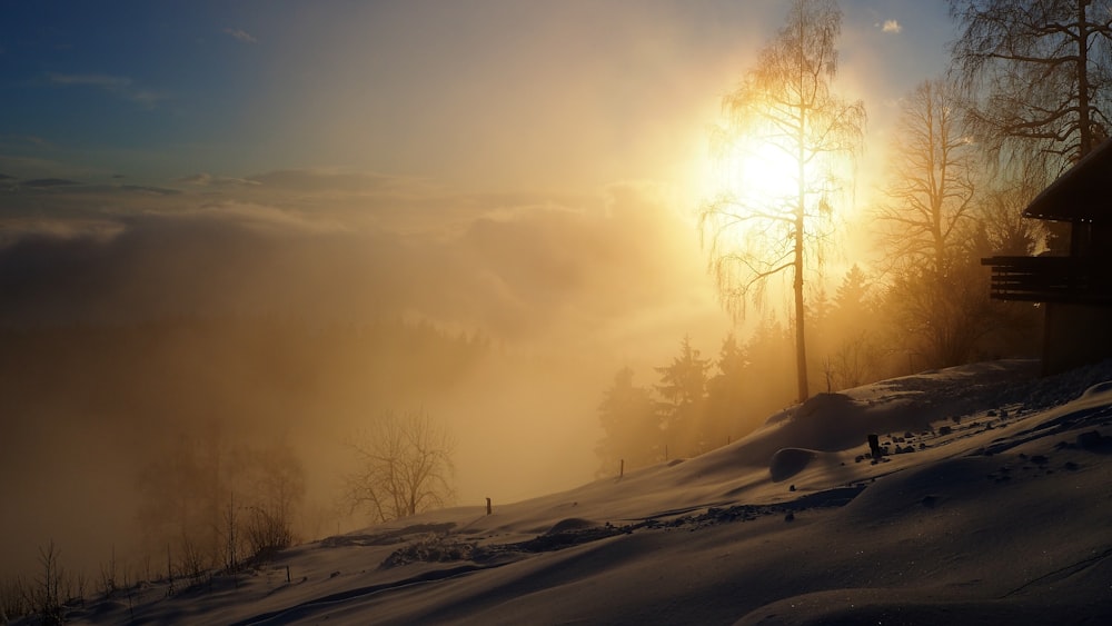 the sun shines brightly through the fog in the mountains