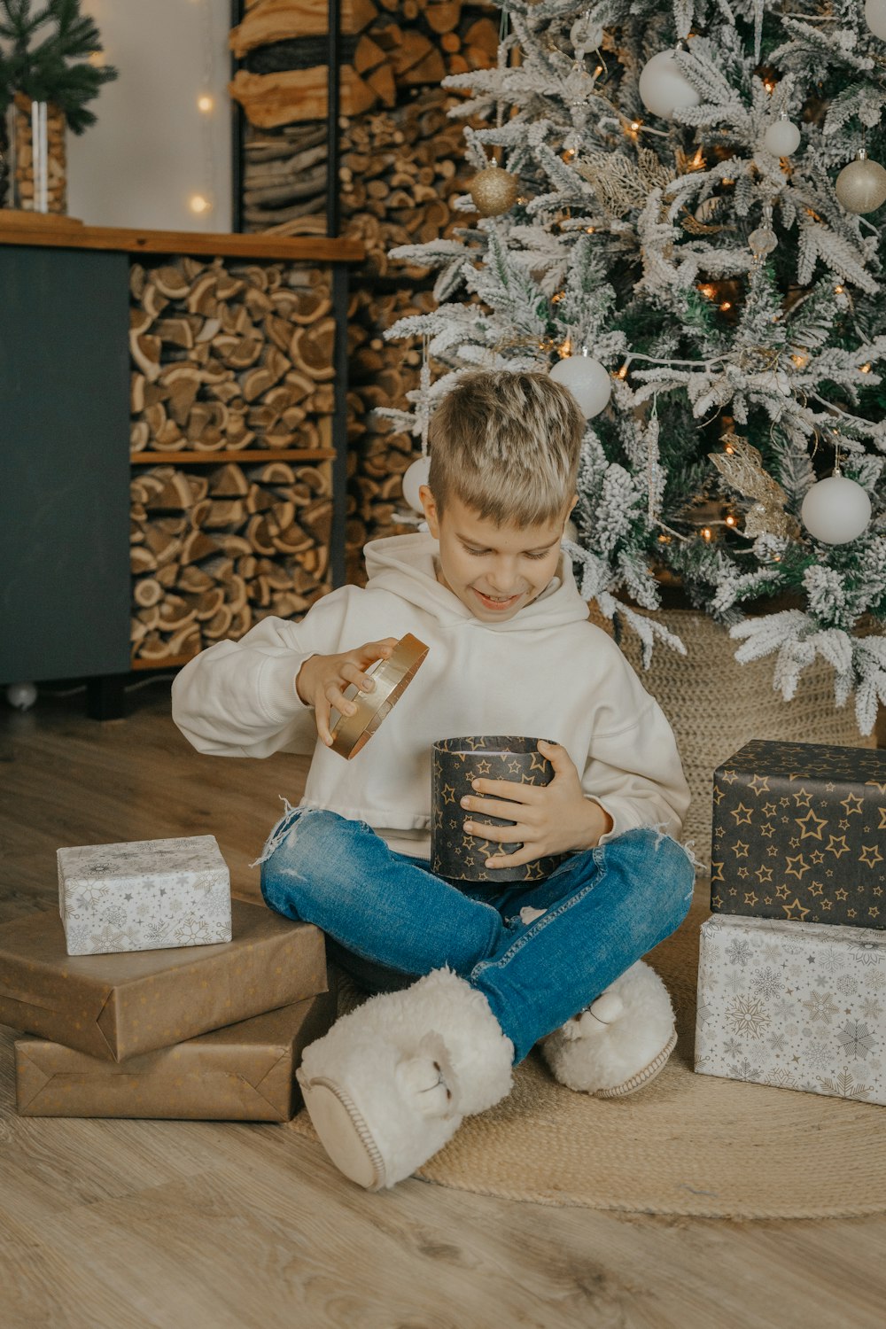 커피 한 잔과 함께 바닥에 앉아 있는 어린 소년