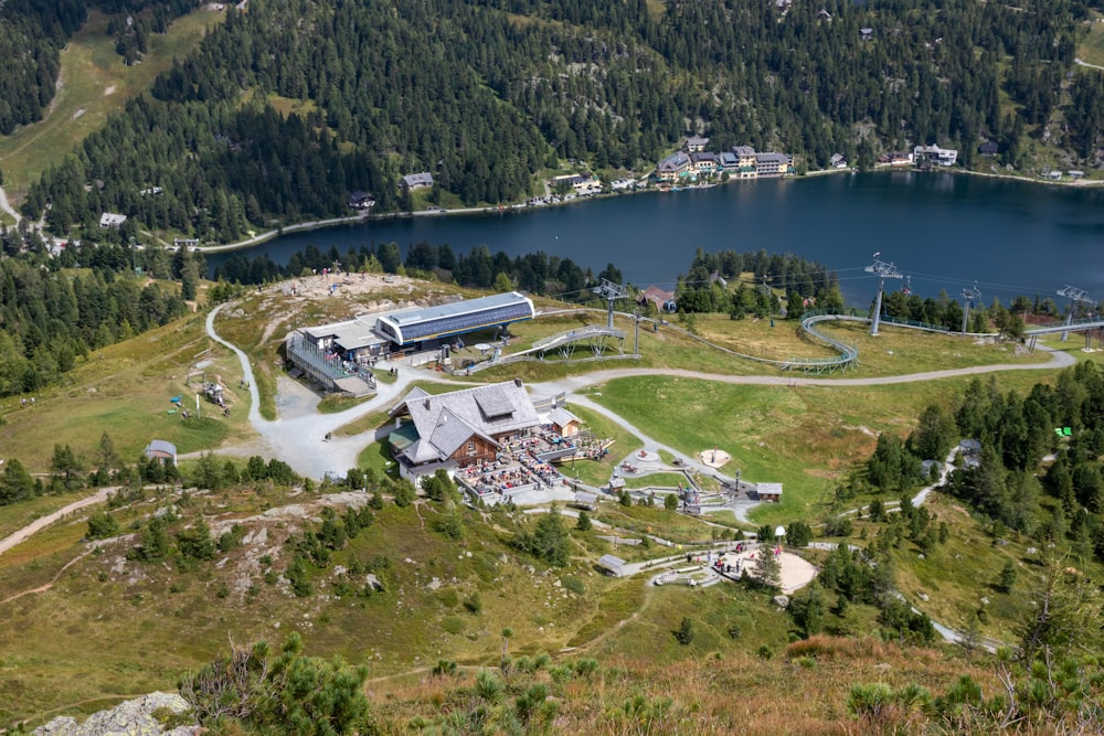 uma vista aérea de um grande edifício no meio de uma floresta