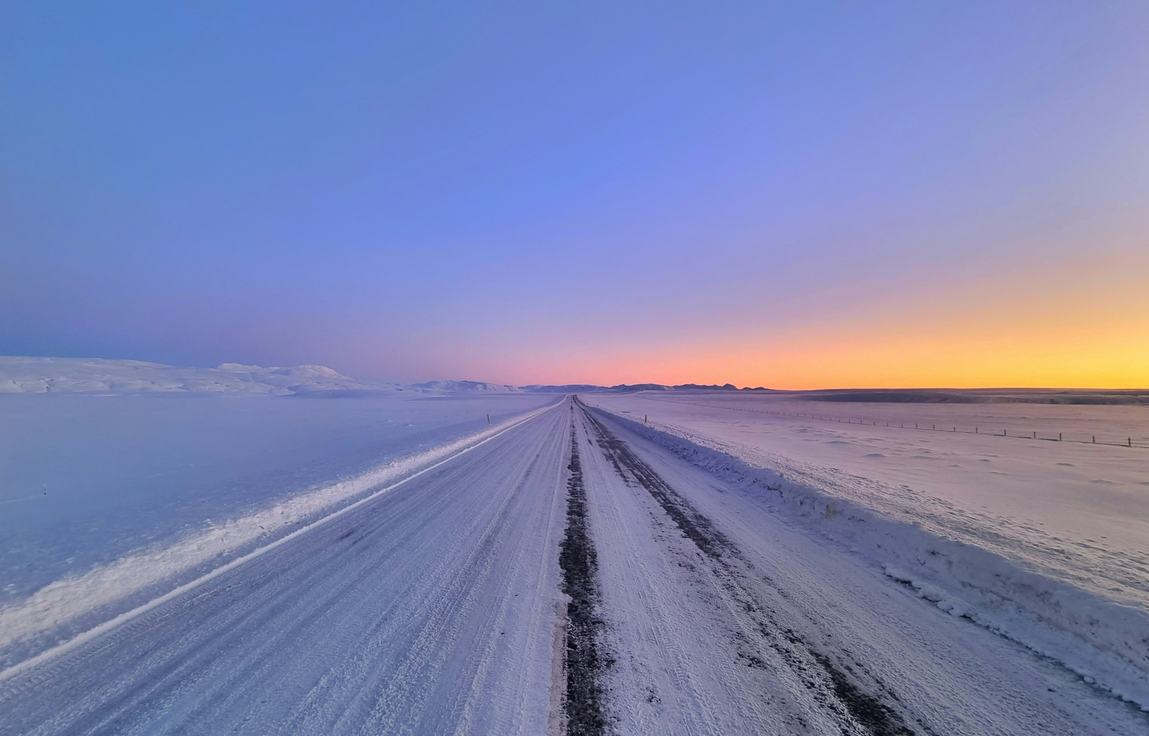Une route enneigée au milieu de nulle part