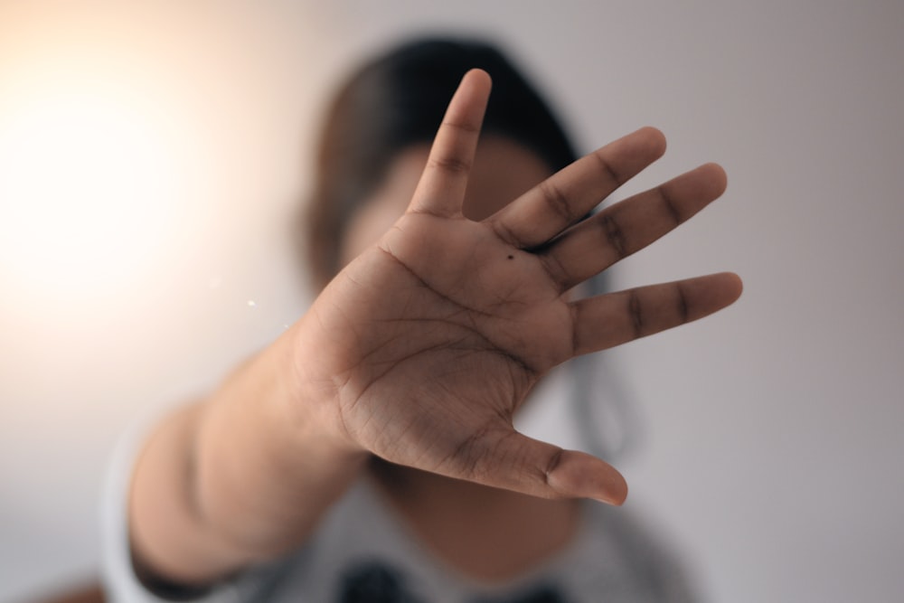 Una mujer haciendo un gesto con la mano con los dedos