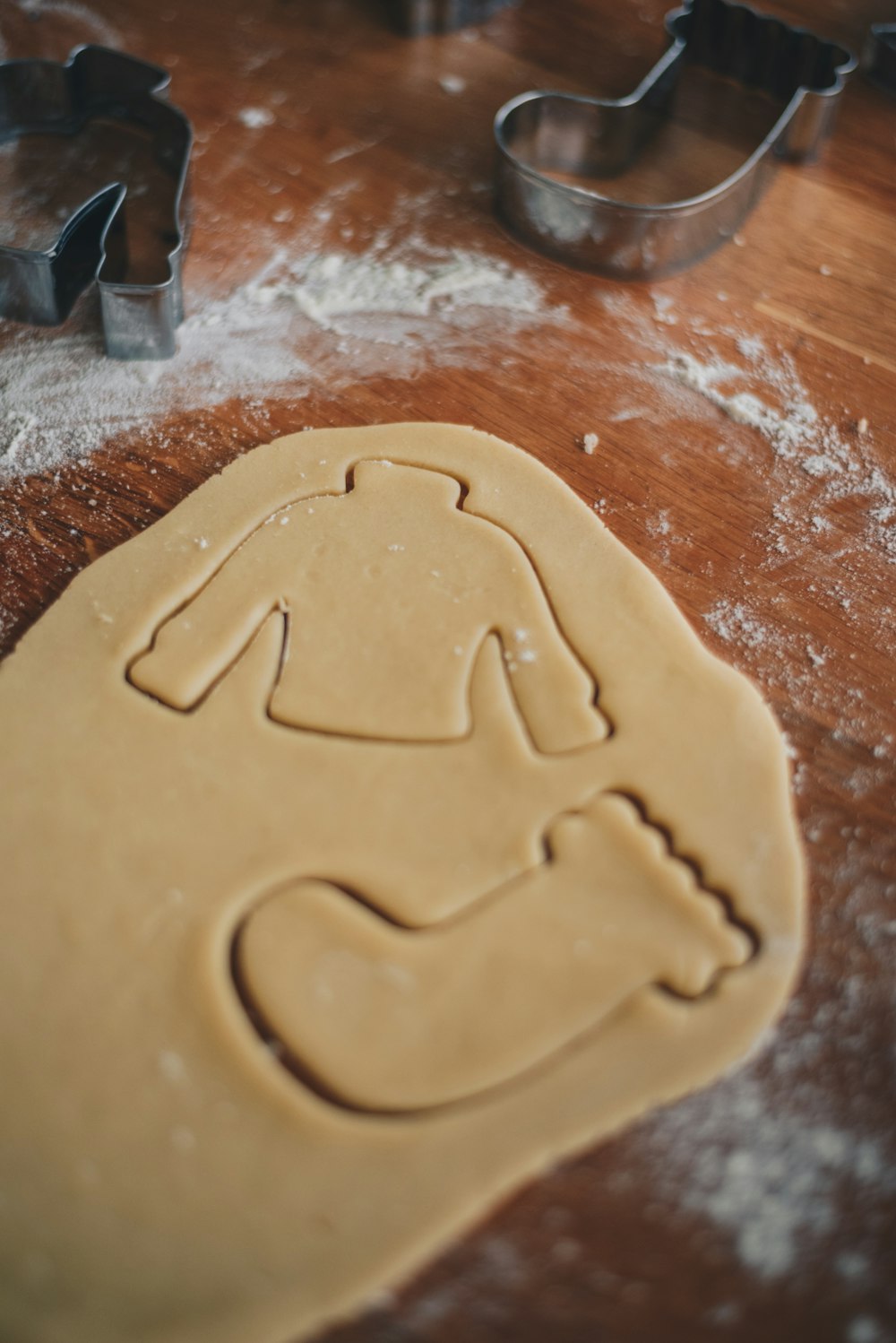 Un tagliabiscotti e un impasto per biscotti con un personaggio di Star Wars su di esso
