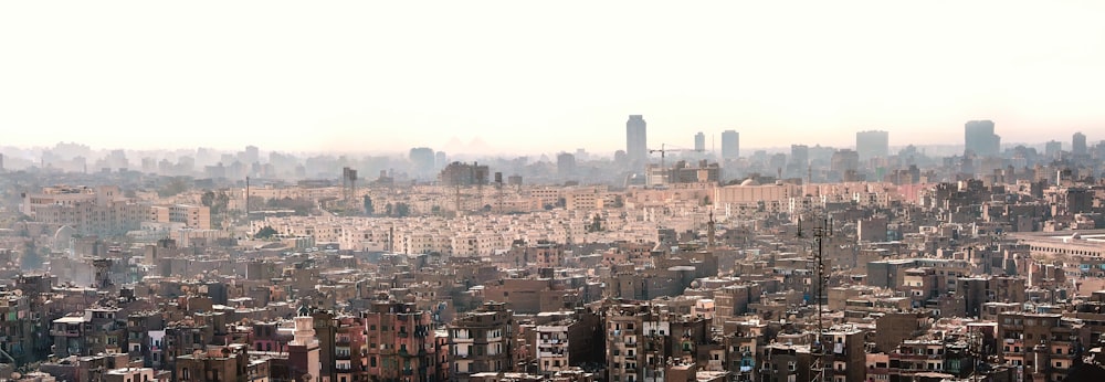 Blick auf eine Stadt von einem hohen Gebäude aus